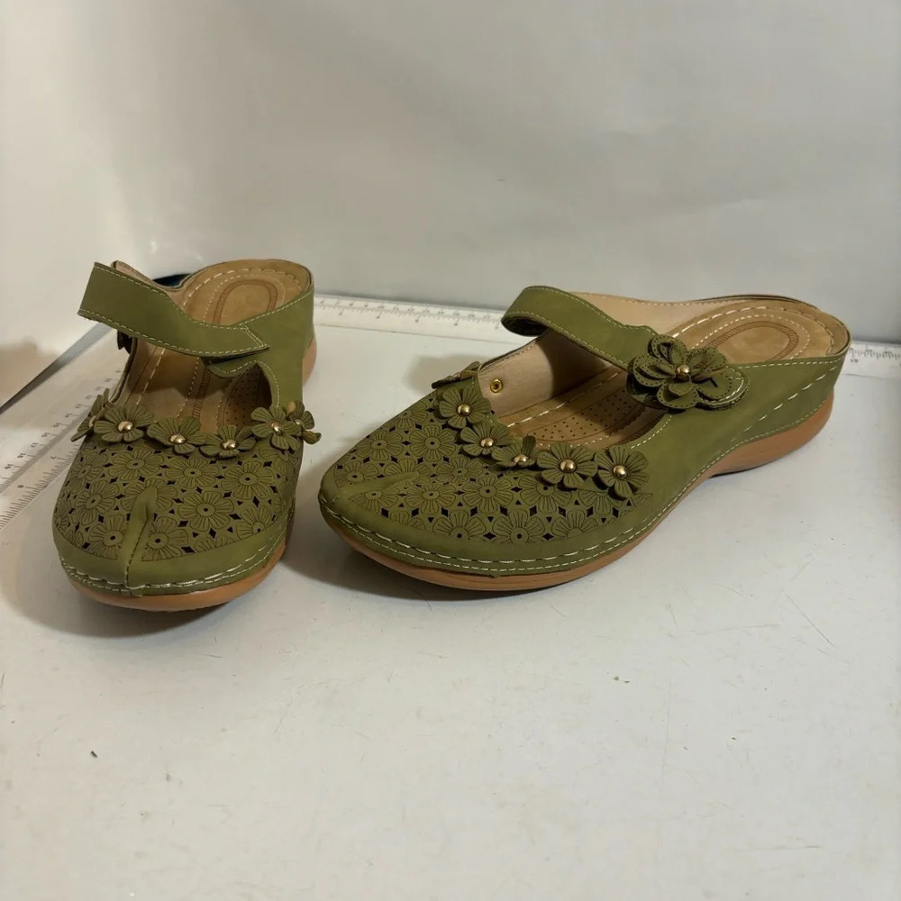 🛍️3/$30 BNWOT women’s‎ slip on  green mule in about a size 9